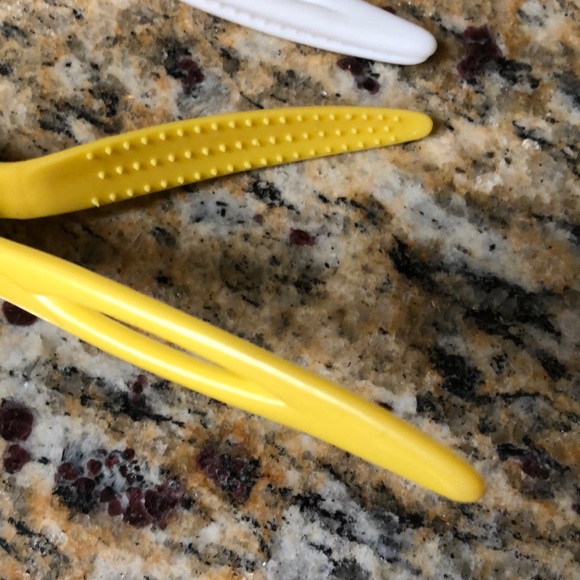 2. authentic Y2K yellow and white plastic hair  clips - Picture 10 of 13